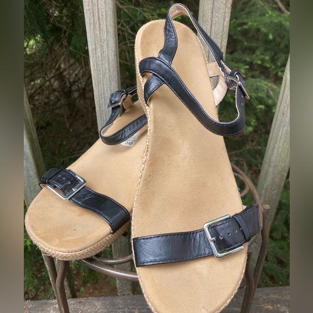 Vionic women’s size 9 black leather with burlap style wedge sandal